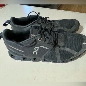 Men’s 8.5 OnCloud 5 Waterproof in great condition.